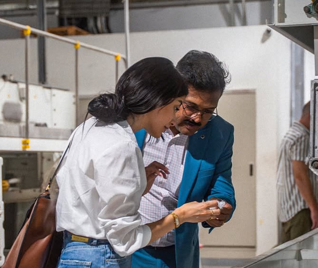 Asma examining a material sample with a FROMM.Lab mentor